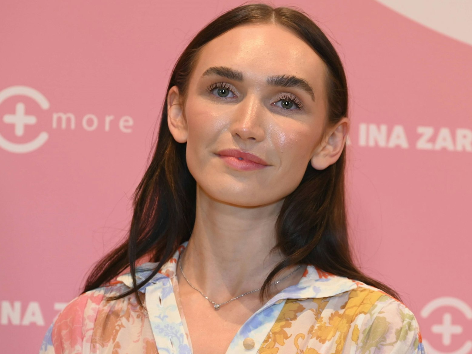 Anna Adamyan bei einem Promo-Termin auf dem Roten Teppich.