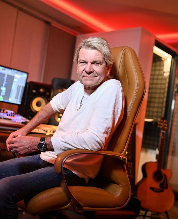 Popsänger Matthias Reim sitzt am Abend in seinem Musikstudio.