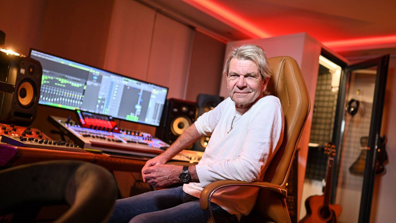 Popsänger Matthias Reim sitzt am Abend in seinem Musikstudio.