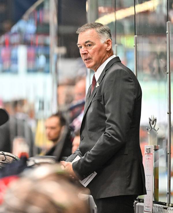 Der ehemalige Iserlohn-Coach Kurt Kleinendorst schaut bei der Partie gegen Red Bull München auf das Spielfeld.