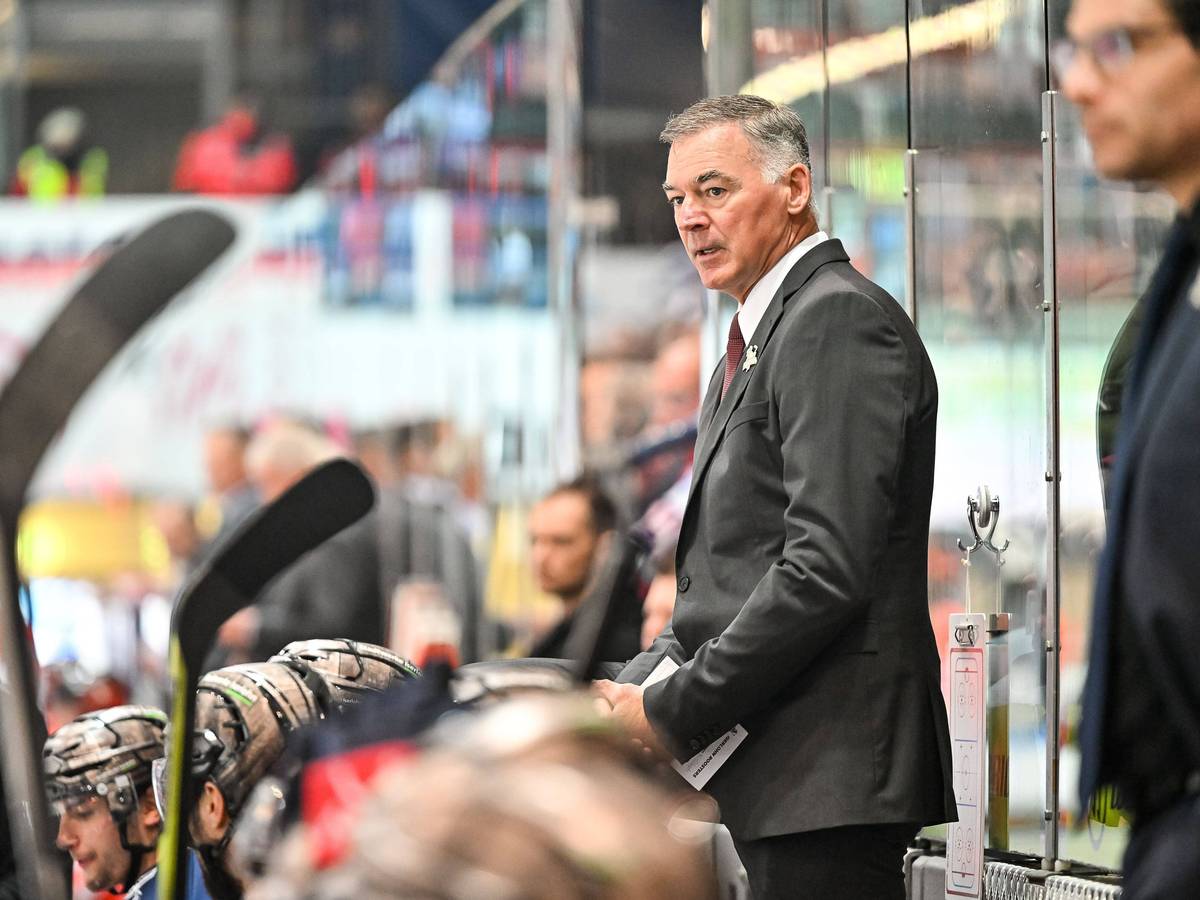 Der ehemalige Iserlohn-Coach Kurt Kleinendorst schaut bei der Partie gegen Red Bull München auf das Spielfeld.