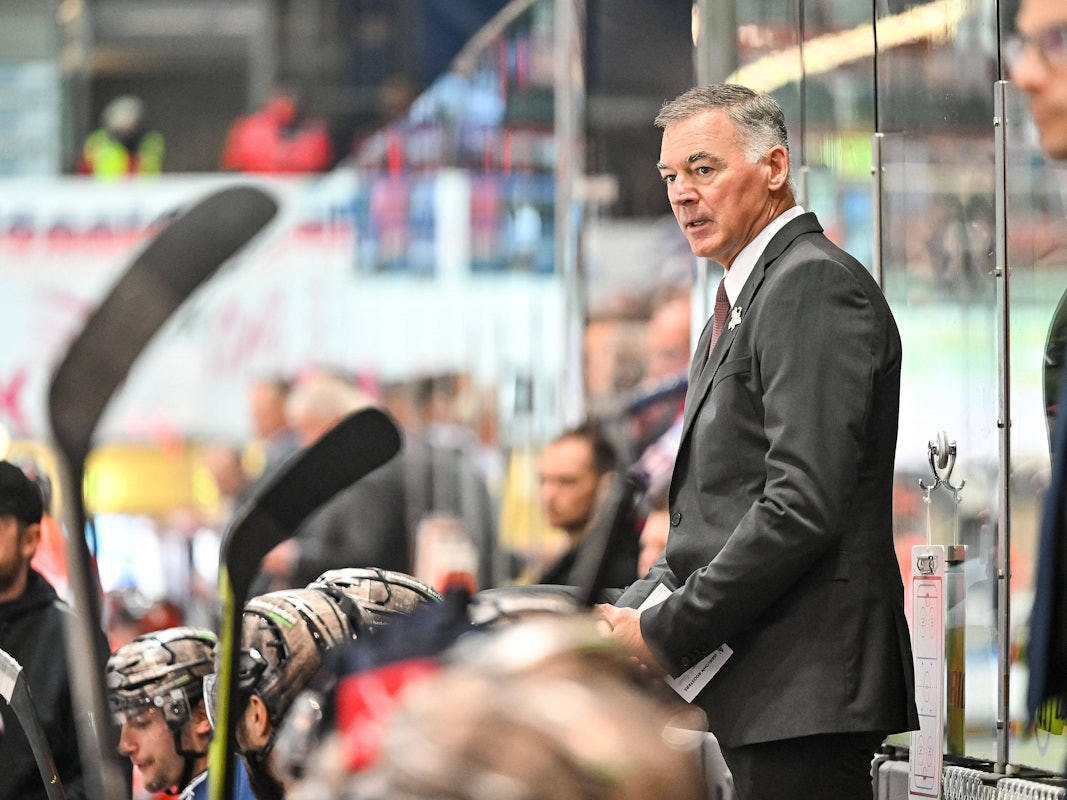 Der ehemalige Iserlohn-Coach Kurt Kleinendorst schaut bei der Partie gegen Red Bull München auf das Spielfeld.