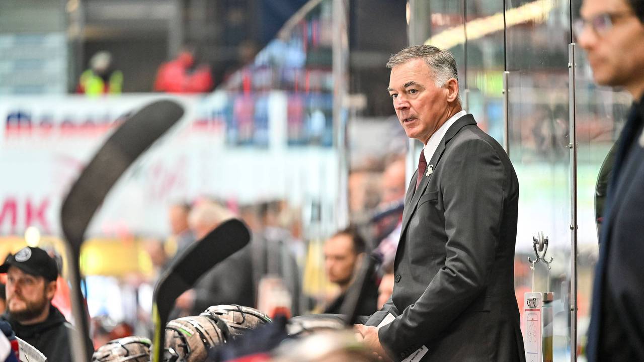 Der ehemalige Iserlohn-Coach Kurt Kleinendorst schaut bei der Partie gegen Red Bull München auf das Spielfeld.