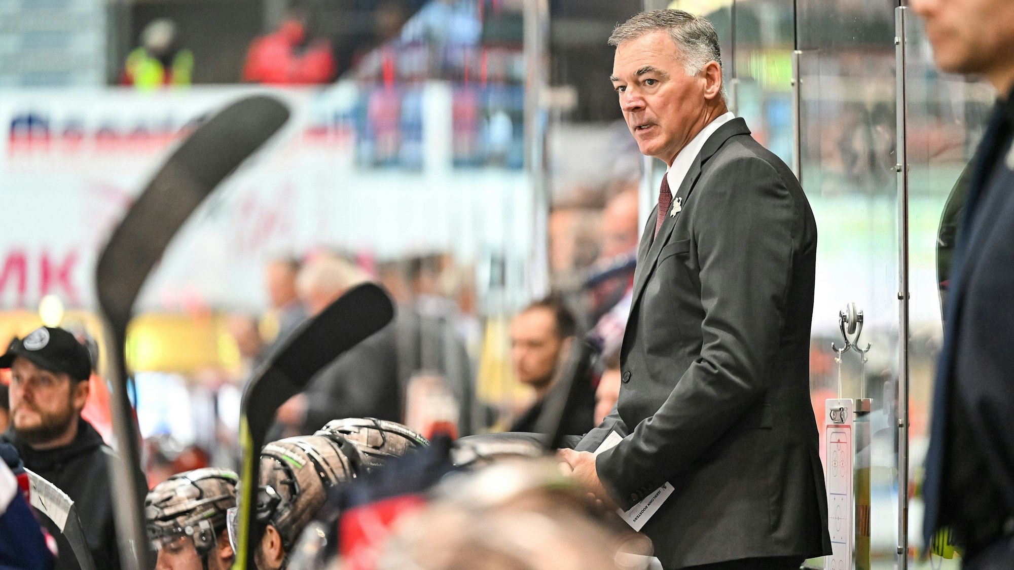 Der ehemalige Iserlohn-Coach Kurt Kleinendorst schaut bei der Partie gegen Red Bull München auf das Spielfeld.