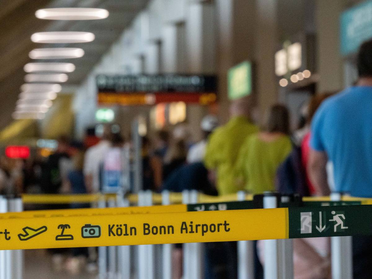 Am Flughafen Köln-Bonn haben sich extrem lange Warteschlangen von Fluggästen gebilde.