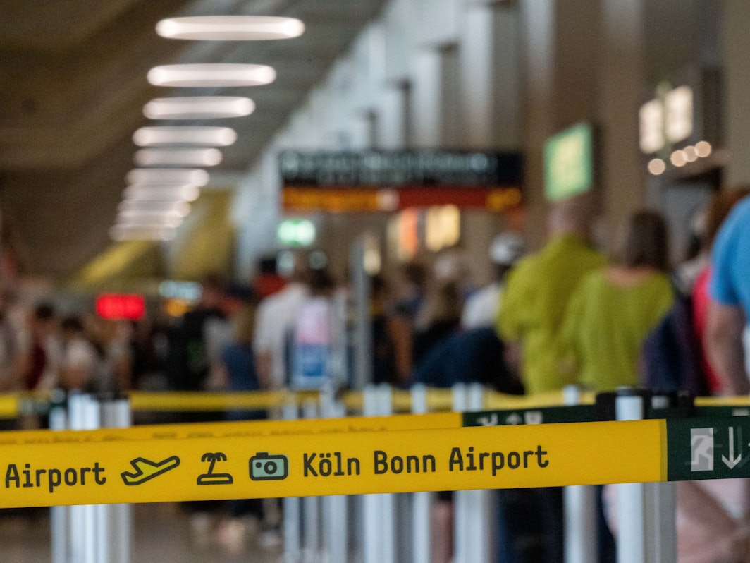 Am Flughafen Köln-Bonn haben sich extrem lange Warteschlangen von Fluggästen gebilde.