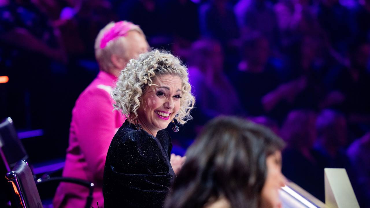 Ruth Moschner, Yvonne Catterfeld und Ross Antony aus dem Rateteam sitzen am Ratepult in der ProSieben-Show „The Masked Singer“.