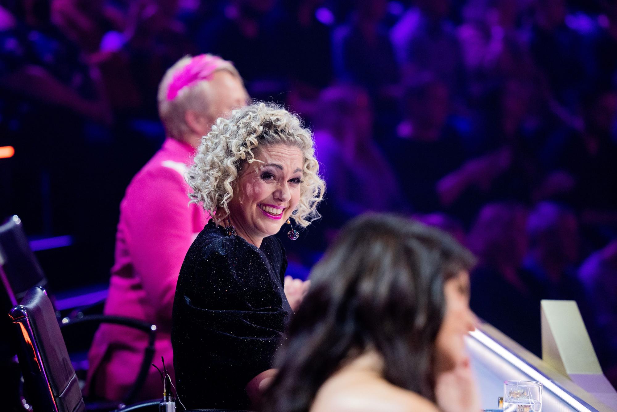 Ruth Moschner, Yvonne Catterfeld und Ross Antony aus dem Rateteam sitzen am Ratepult in der ProSieben-Show „The Masked Singer“.