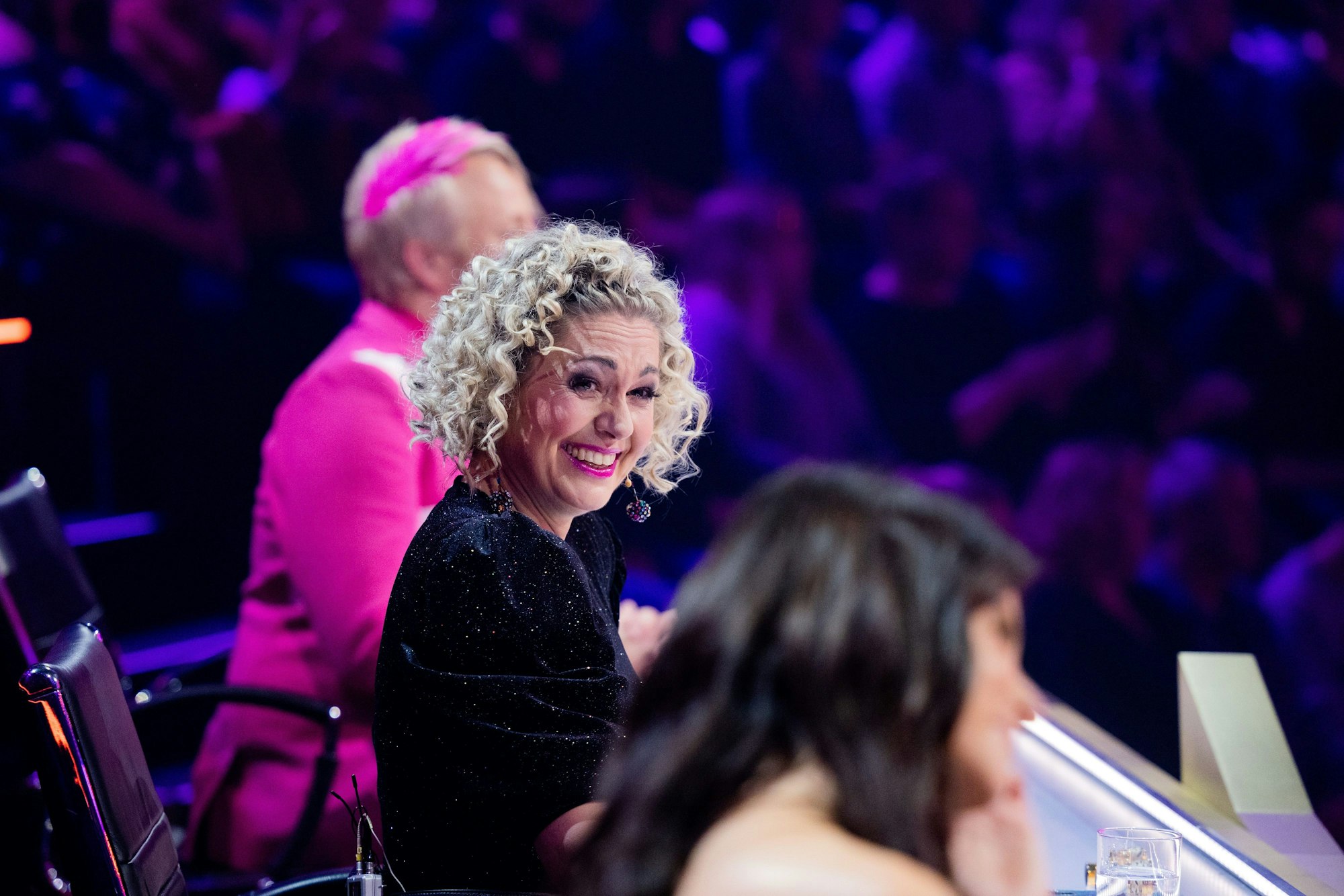 Ruth Moschner, Yvonne Catterfeld und Ross Antony aus dem Rateteam sitzen am Ratepult in der ProSieben-Show „The Masked Singer“.