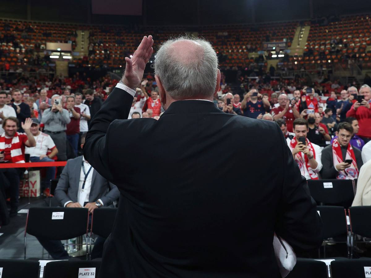 Uli Hoeneß spricht auf der Jahreshauptversammlung des FC Bayern München.