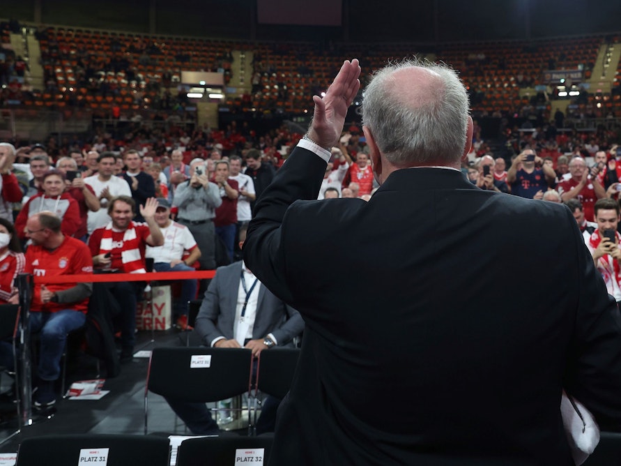 Uli Hoeneß spricht auf der Jahreshauptversammlung des FC Bayern München.