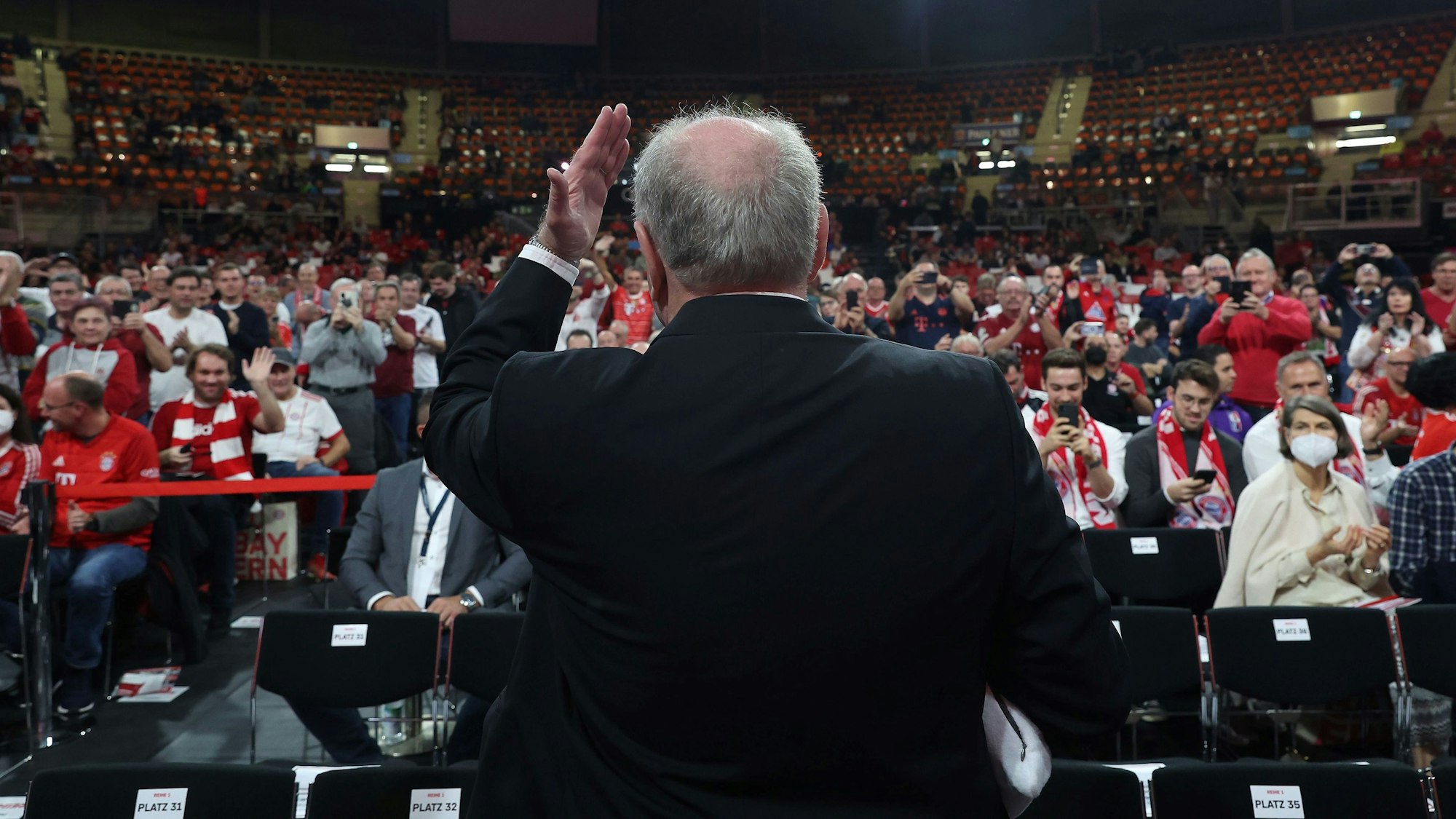 Uli Hoeneß spricht auf der Jahreshauptversammlung des FC Bayern München.