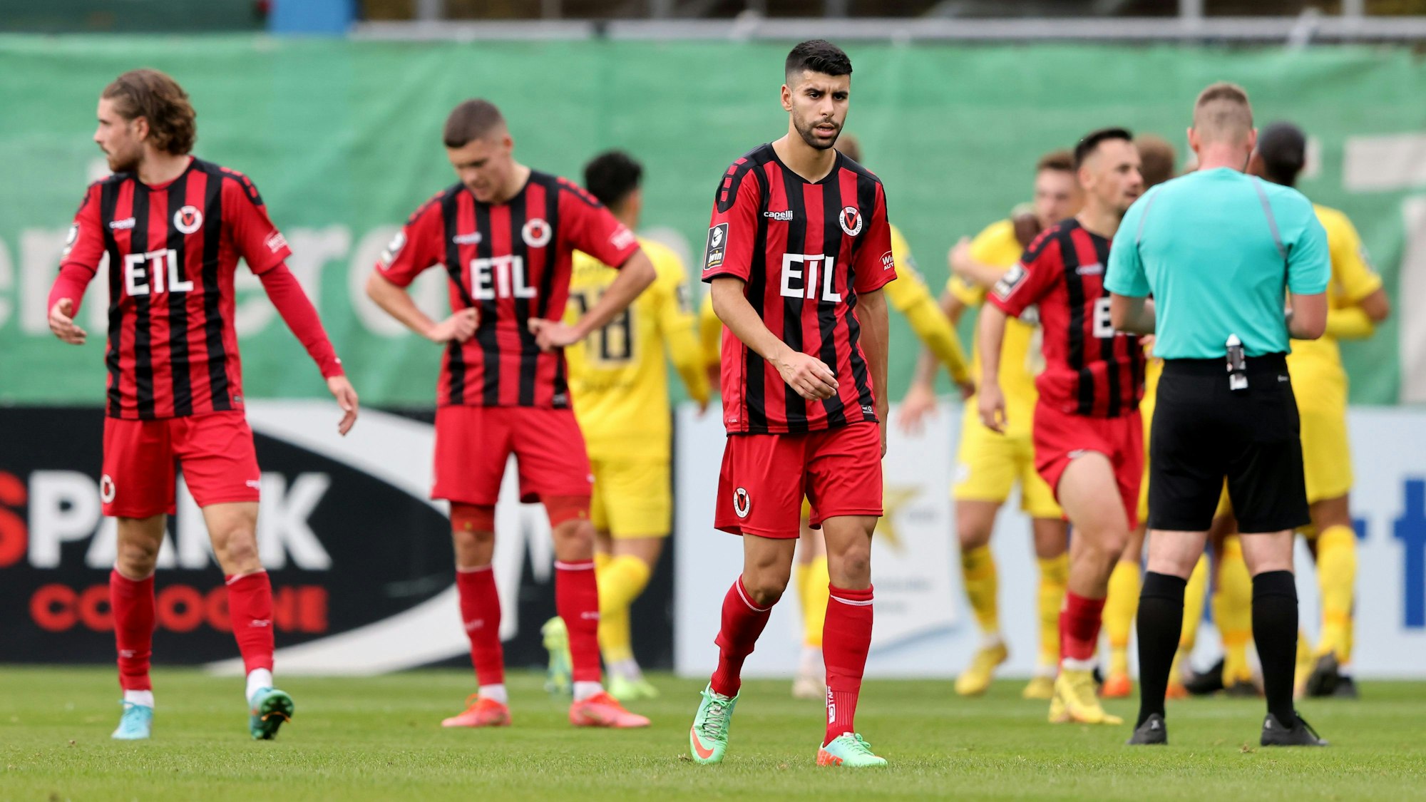 Viktorias Hamza Saghiri (M.) ist enttäuscht über die Leistung seiner Mannschaft.