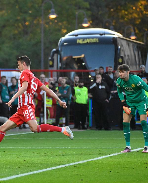 Janik Haberer schießt den Ball zur Führung für Union Berlin ins leere Tor, BVB-Keeper Gregor Kobel kann neben dem Kasten nur zuschauen.