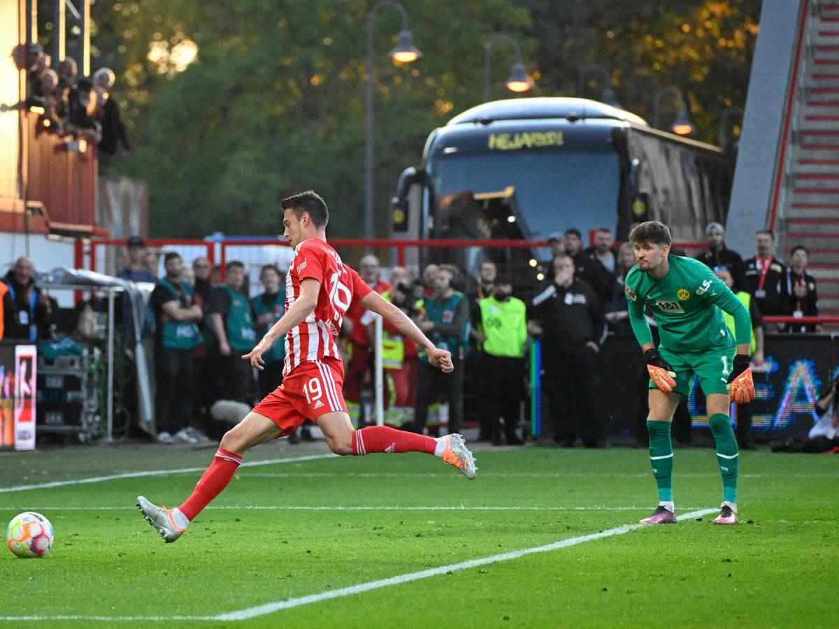 Janik Haberer schießt den Ball zur Führung für Union Berlin ins leere Tor, BVB-Keeper Gregor Kobel kann neben dem Kasten nur zuschauen.