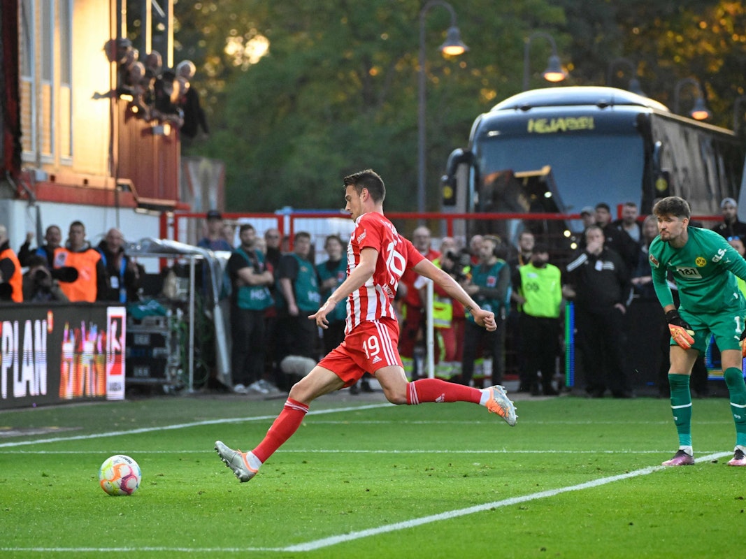 Janik Haberer schießt den Ball zur Führung für Union Berlin ins leere Tor, BVB-Keeper Gregor Kobel kann neben dem Kasten nur zuschauen.