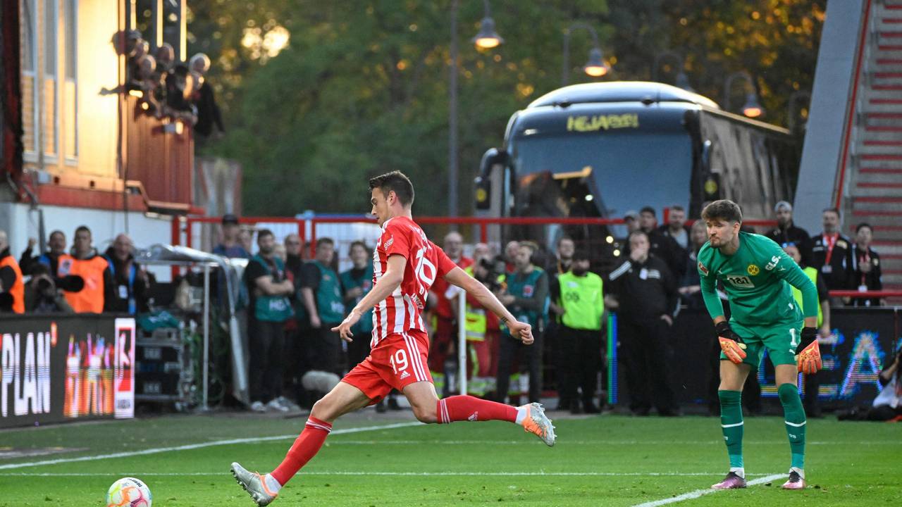 Janik Haberer schießt den Ball zur Führung für Union Berlin ins leere Tor, BVB-Keeper Gregor Kobel kann neben dem Kasten nur zuschauen.
