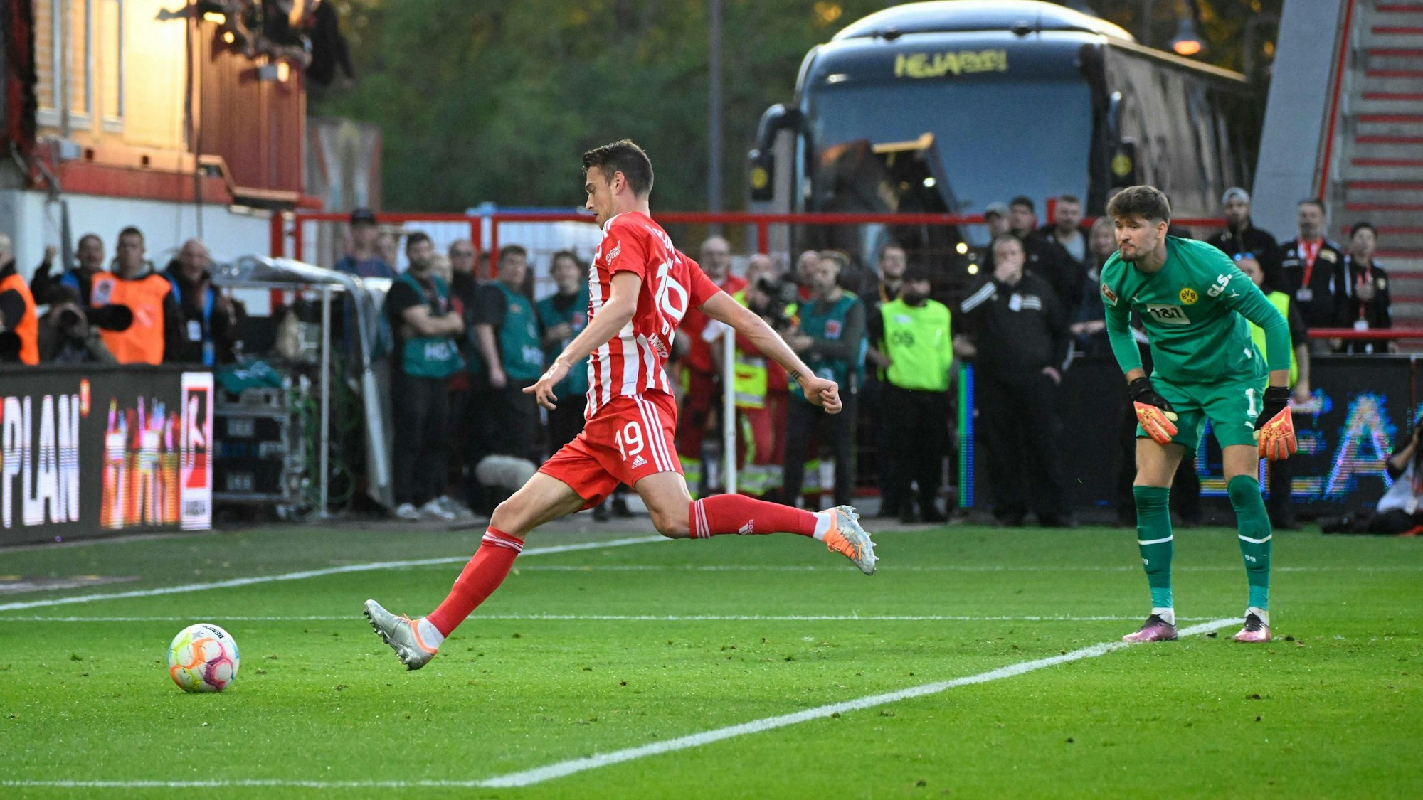 Janik Haberer schießt den Ball zur Führung für Union Berlin ins leere Tor, BVB-Keeper Gregor Kobel kann neben dem Kasten nur zuschauen.