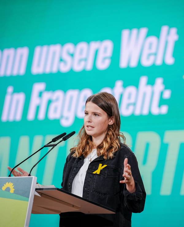Luisa Neubauer, Klimaschutzaktivistin und Organisatorin von Fridays for Future, spricht beim Grünen-Bundesparteitag. Thema ist die «Klimakrise als Menschheitsaufgabe: für Klimaschutz, für Freiheit».