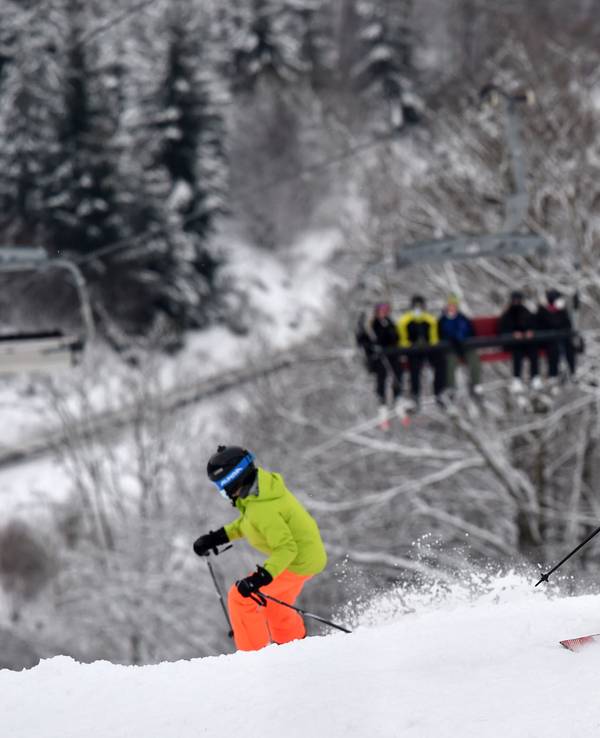 Wintersportler fahren mit Skiern einen Hang in Winterberg runter. Archivfoto aus dem Winter 2021/2022.