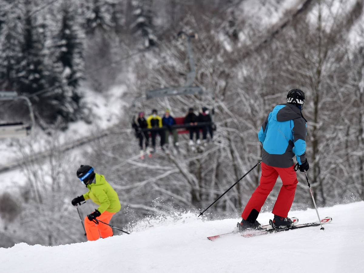 Wintersportler fahren mit Skiern einen Hang in Winterberg runter. Archivfoto aus dem Winter 2021/2022.