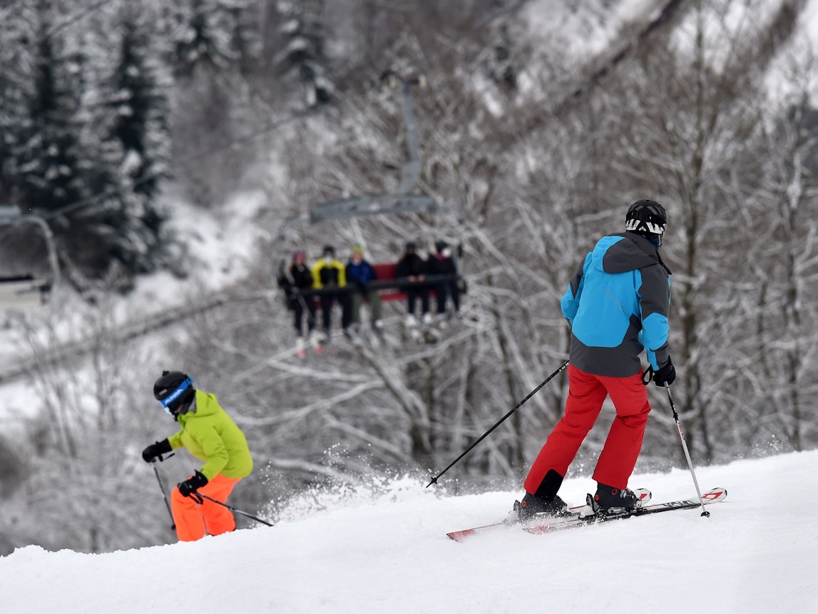 Wintersportler fahren mit Skiern einen Hang in Winterberg runter. Archivfoto aus dem Winter 2021/2022.
