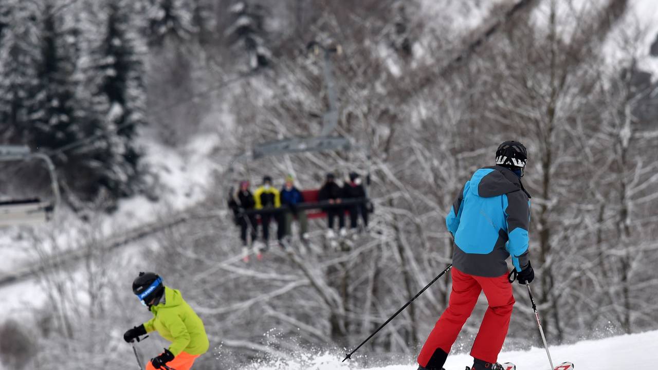 Wintersportler fahren mit Skiern einen Hang in Winterberg runter. Archivfoto aus dem Winter 2021/2022.