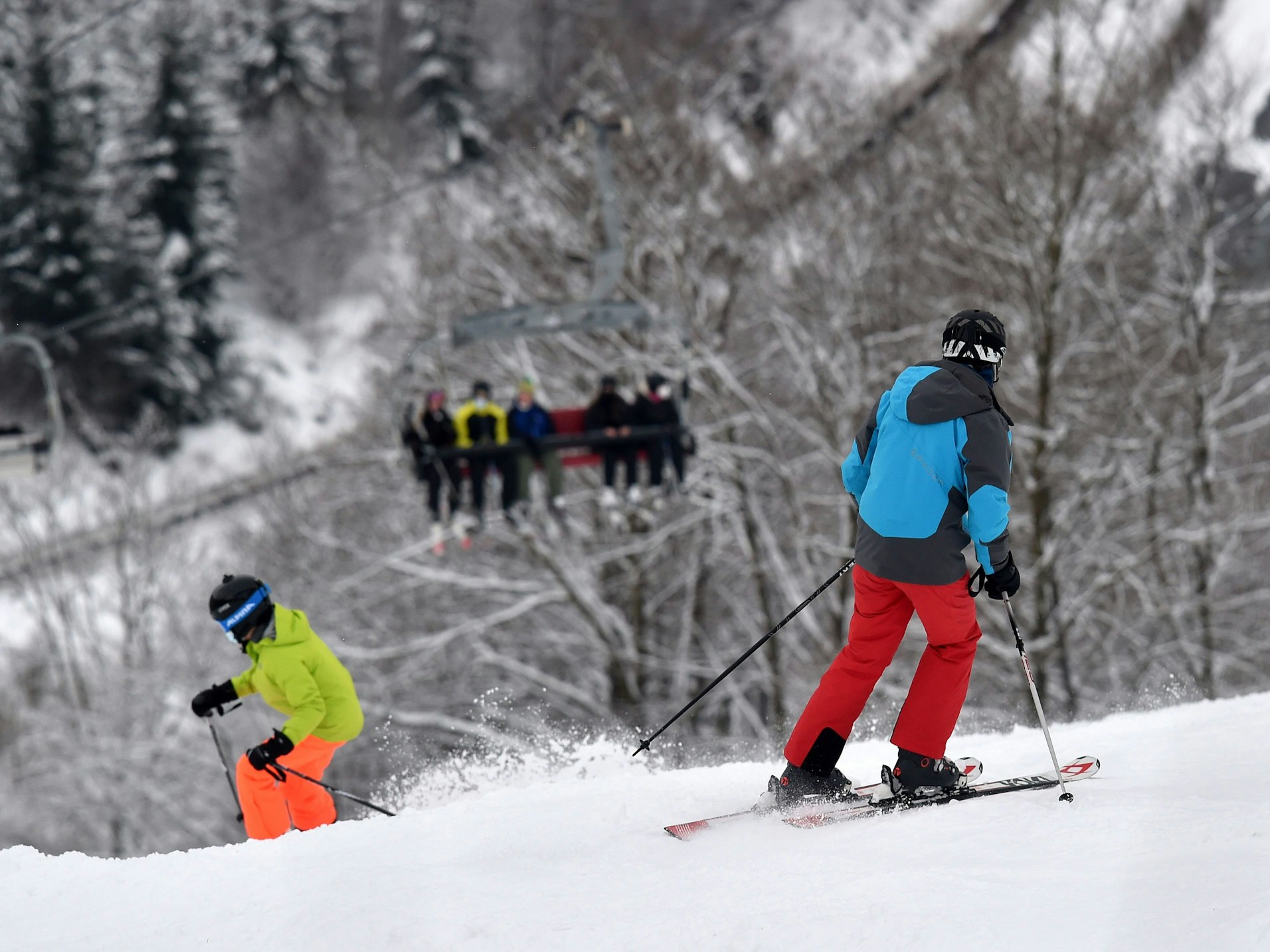 Wintersportler fahren mit Skiern einen Hang in Winterberg runter. Archivfoto aus dem Winter 2021/2022.