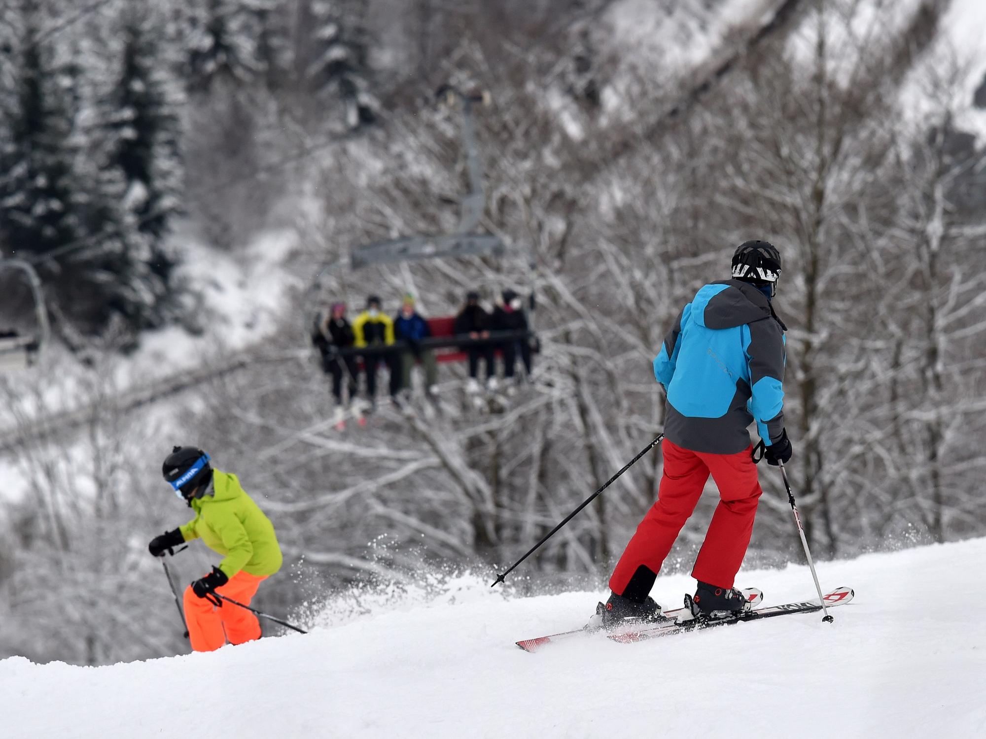 Wintersportler fahren mit Skiern einen Hang in Winterberg runter. Archivfoto aus dem Winter 2021/2022.