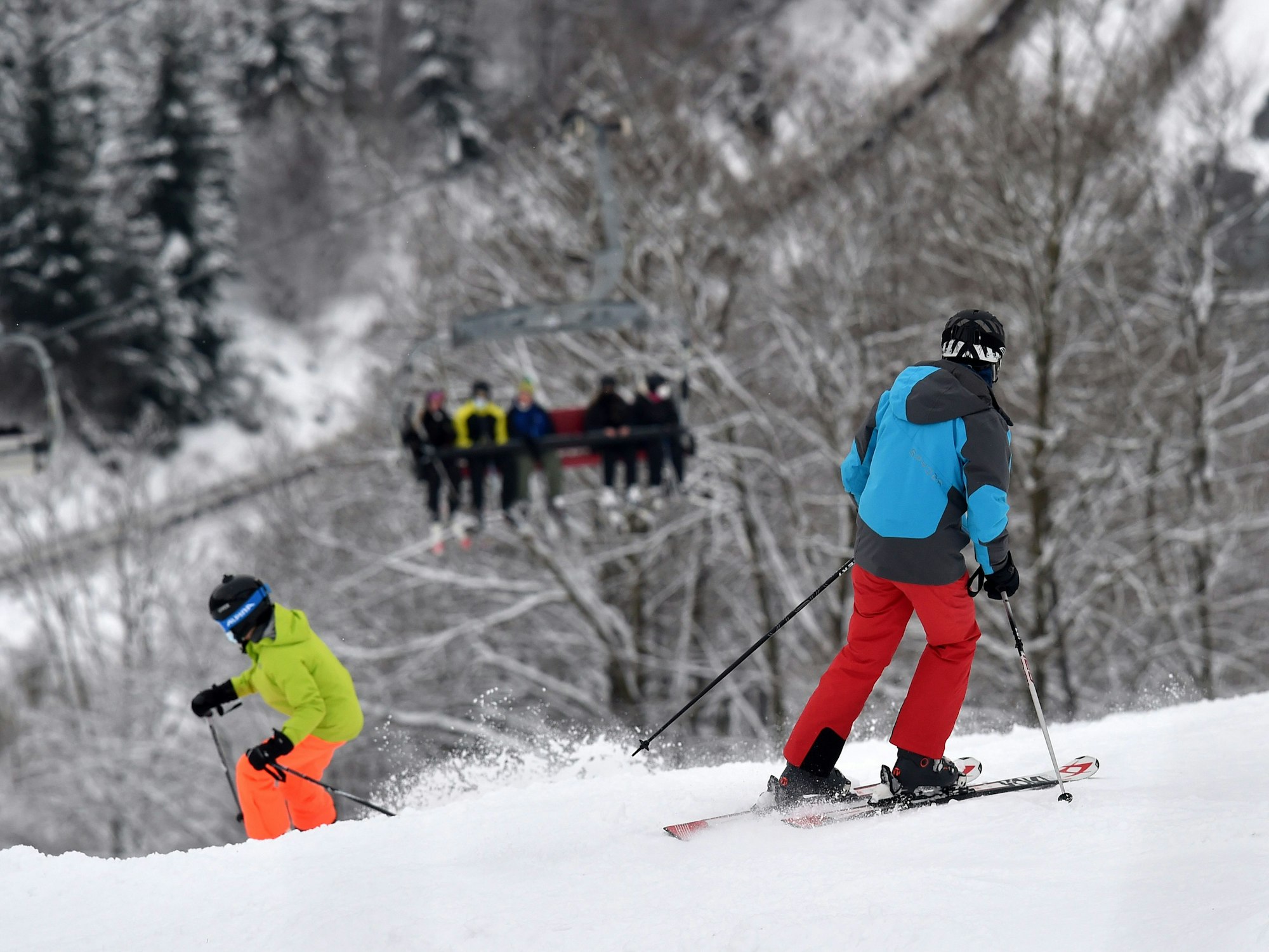 Wintersportler fahren mit Skiern einen Hang in Winterberg runter. Archivfoto aus dem Winter 2021/2022.