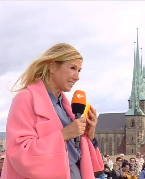 Andrea Kiewel moderiert den „Fernsehgarten on Tour“ am 16. Oktober 2022 im ZDF.