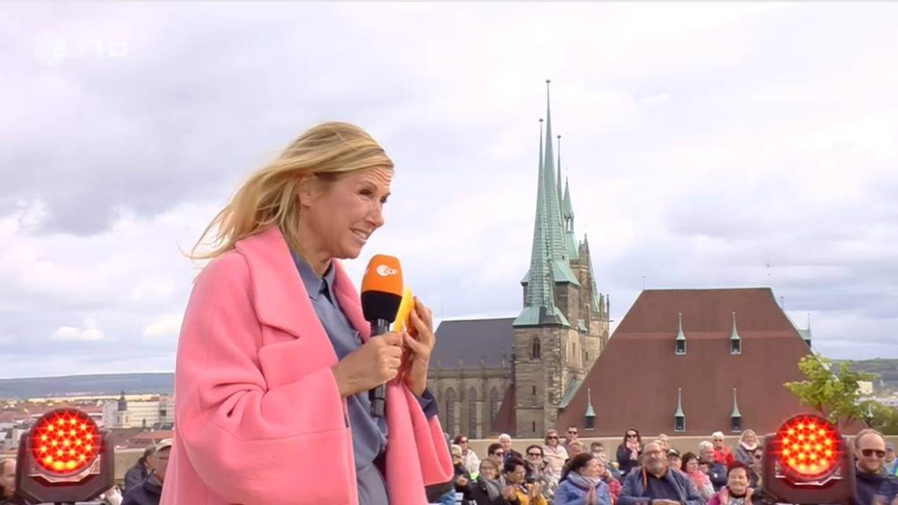 Andrea Kiewel moderiert den „Fernsehgarten on Tour“ am 16. Oktober 2022 im ZDF.
