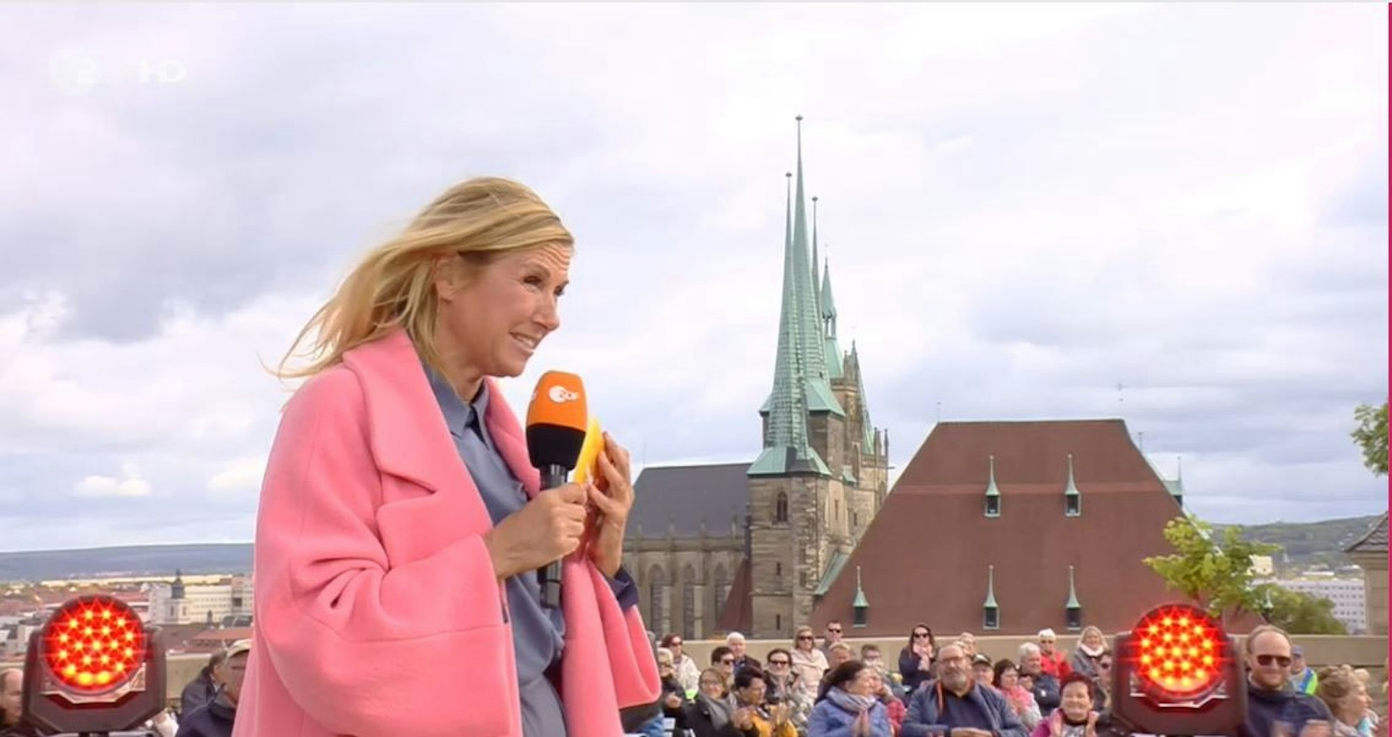 Andrea Kiewel moderiert den „Fernsehgarten on Tour“ am 16. Oktober 2022 im ZDF.