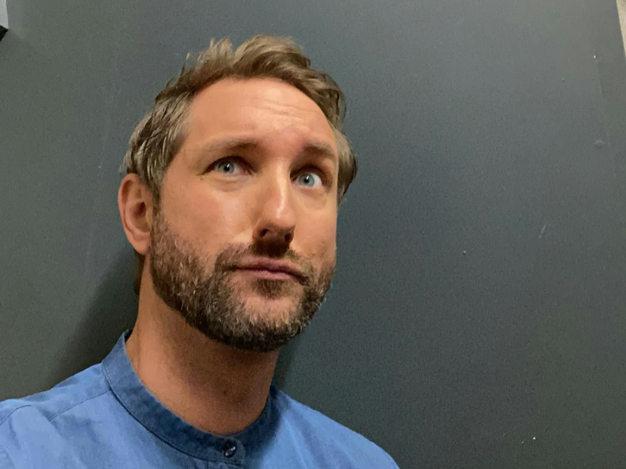 TV-Moderator Daniel Boschmann schneidet auf einem Instagram-Selfie eine Grimasse.