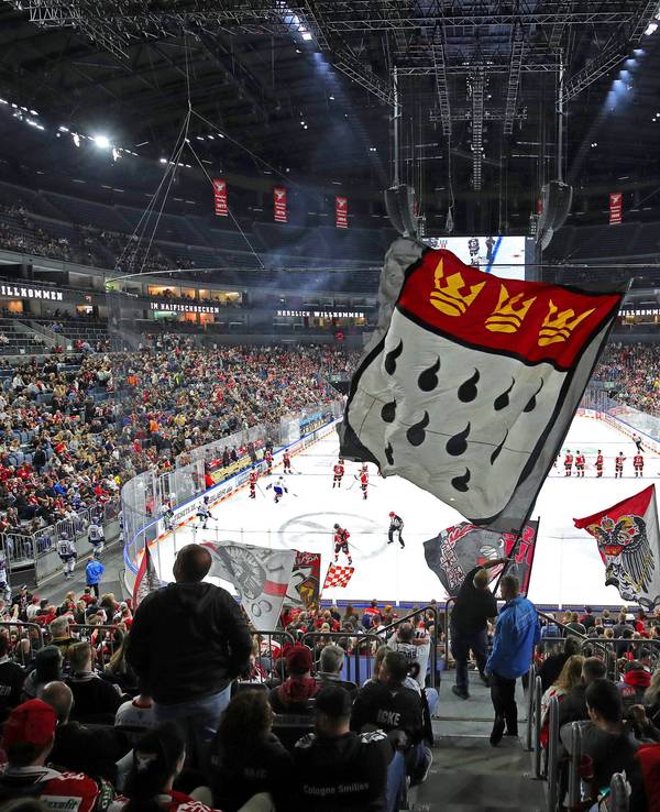 Volle Besucherränge beim Spiel der Kölner Haie.