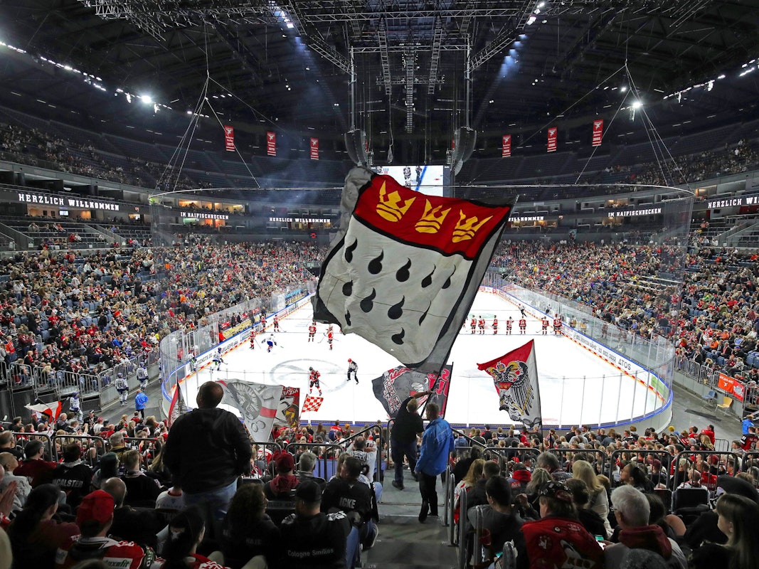 Volle Besucherränge beim Spiel der Kölner Haie.