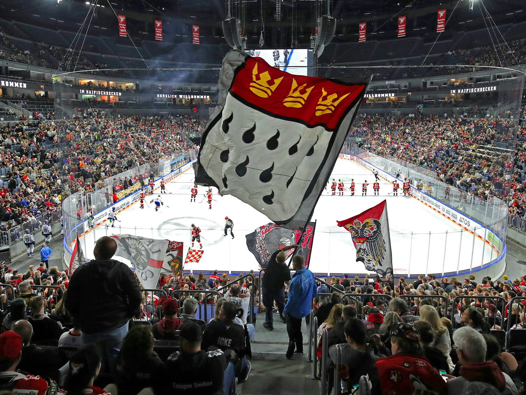 Volle Besucherränge beim Spiel der Kölner Haie.