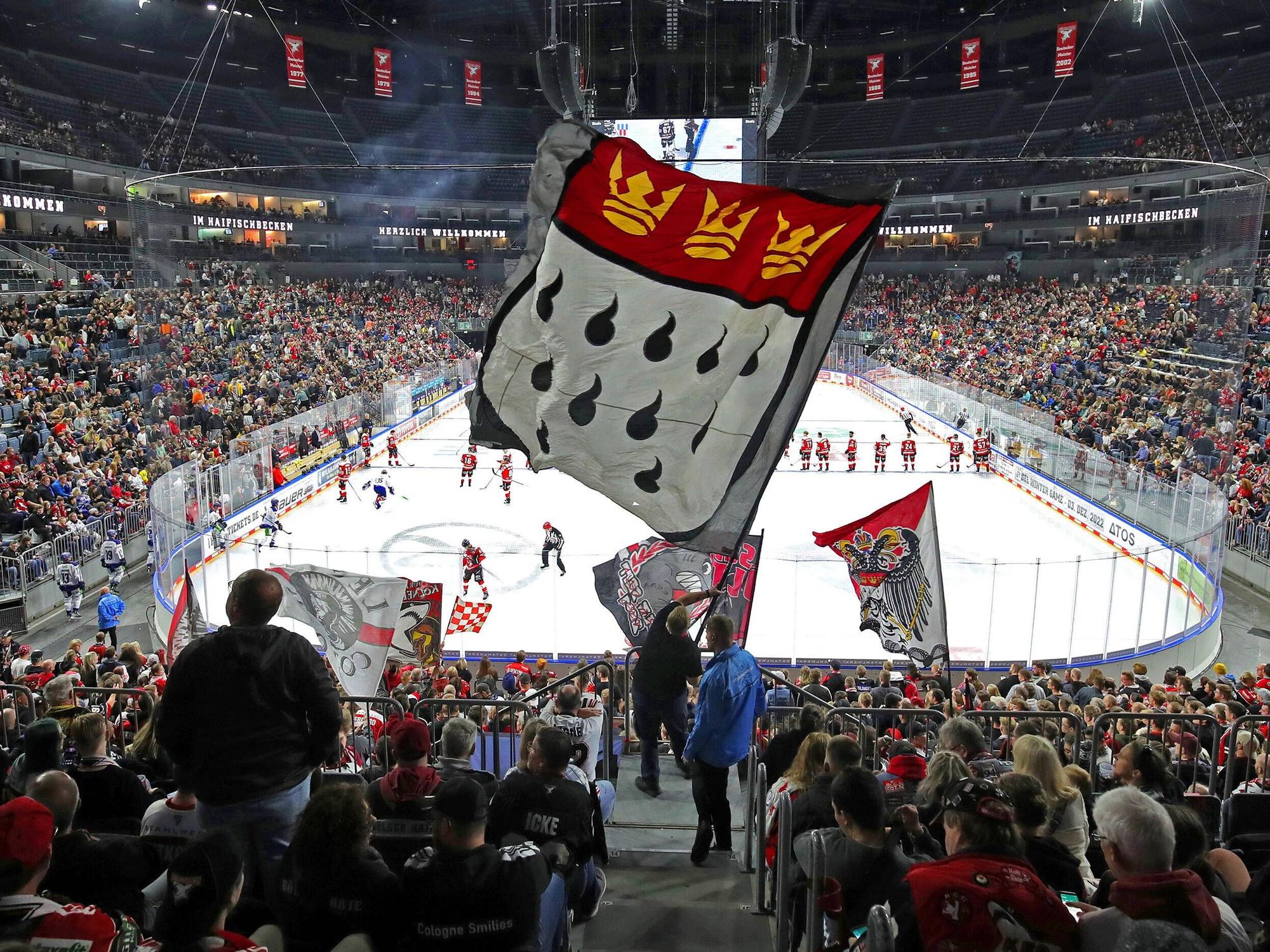 Volle Besucherränge beim Spiel der Kölner Haie.