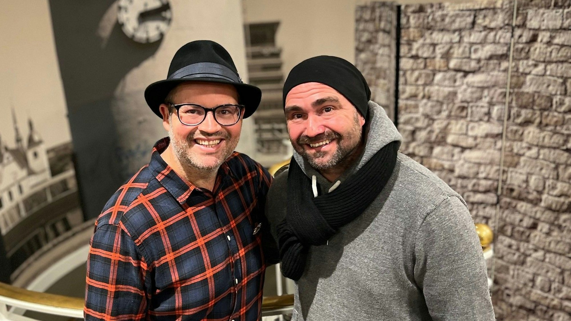 Björn Heuser (l.) und Dirk Loerper  im Foyer des Kölner Lindner-Hotels.