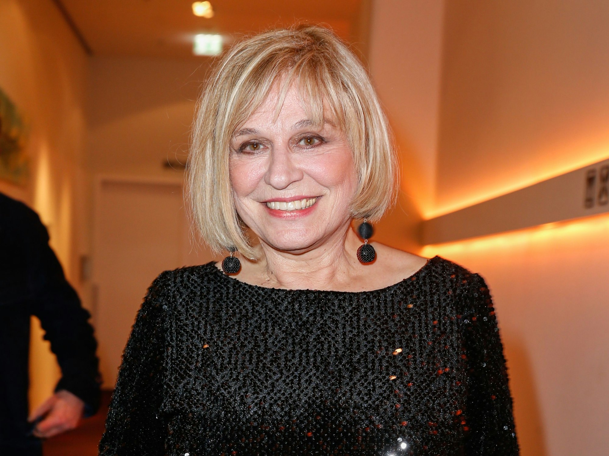 Mary Roos posiert 2021 in einem schwarzen Abendkleid für die Kameras.