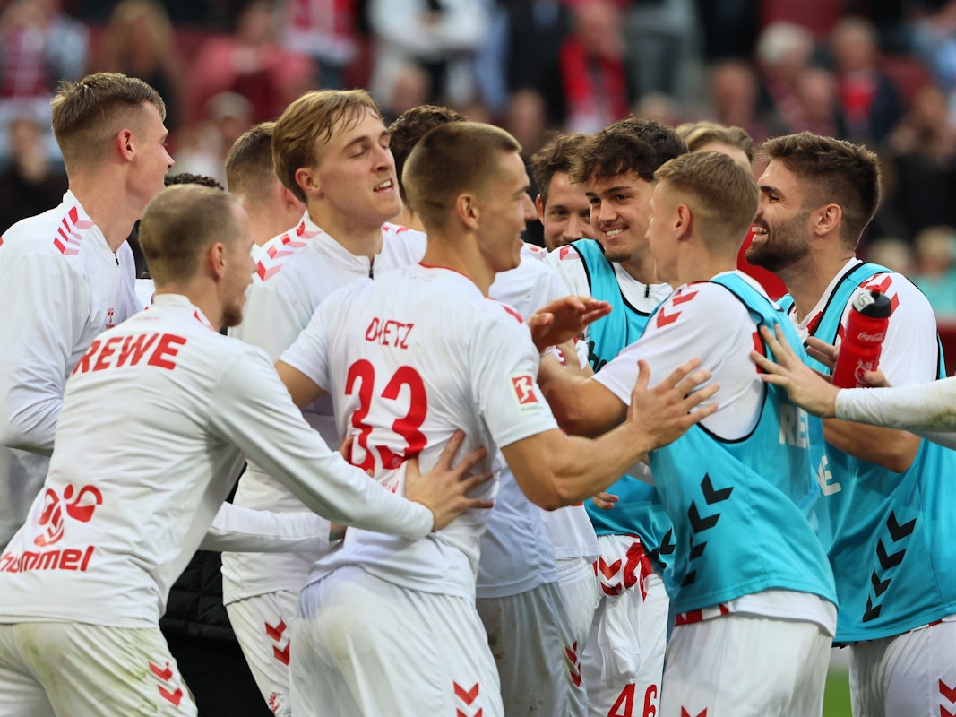 Die Mannschaft des 1. FC Köln jubelt.