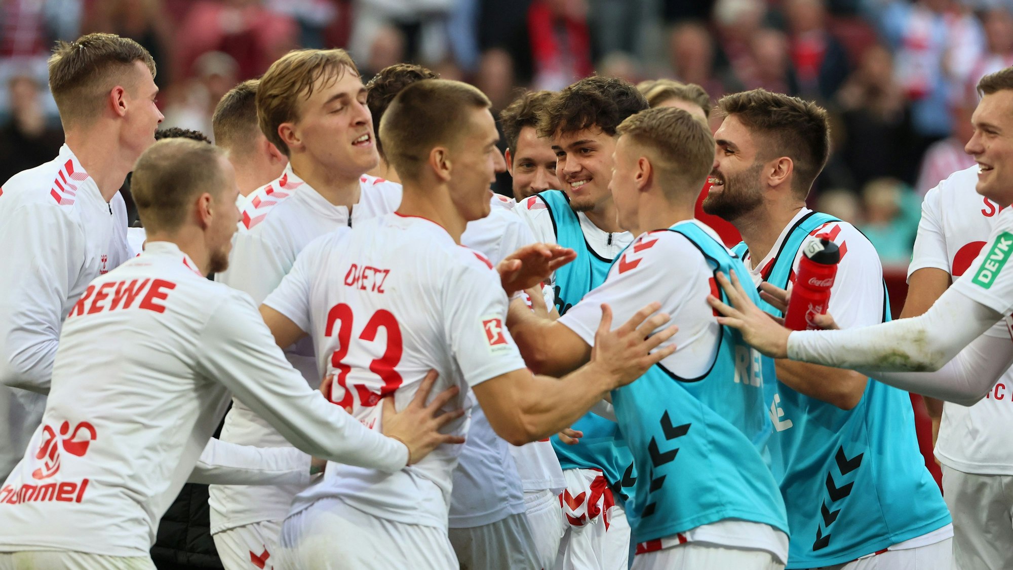 Die Mannschaft des 1. FC Köln jubelt.