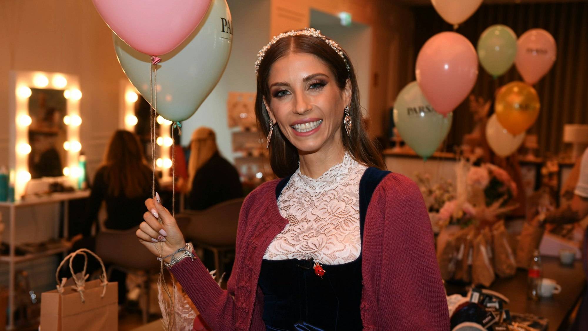 Cathy Hummels posiert mit zwei Luftballons und im Dirndl für die Kameras.