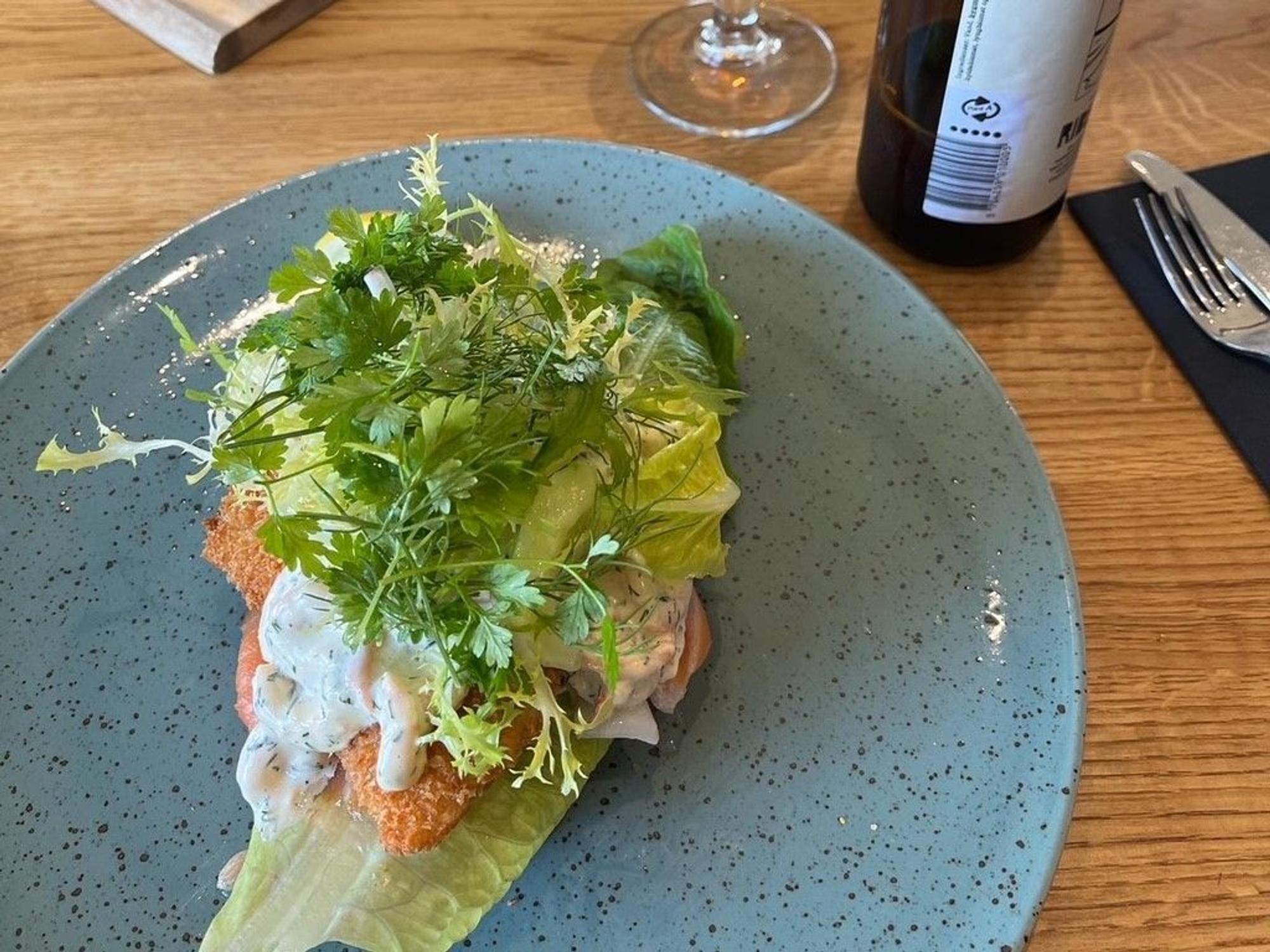 Dänische Delikatessen: Smørrebrød und Bier aus der Region.