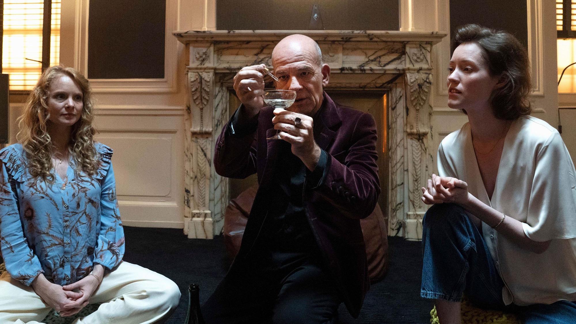 Sabine (Friederike Ott, l-r), Dr. Adrian Goser (Martin Wuttke) und Amina (Anabel Möbius) in einer Szene aus «Tatort: Leben Tod Ekstase» (undatiert).
