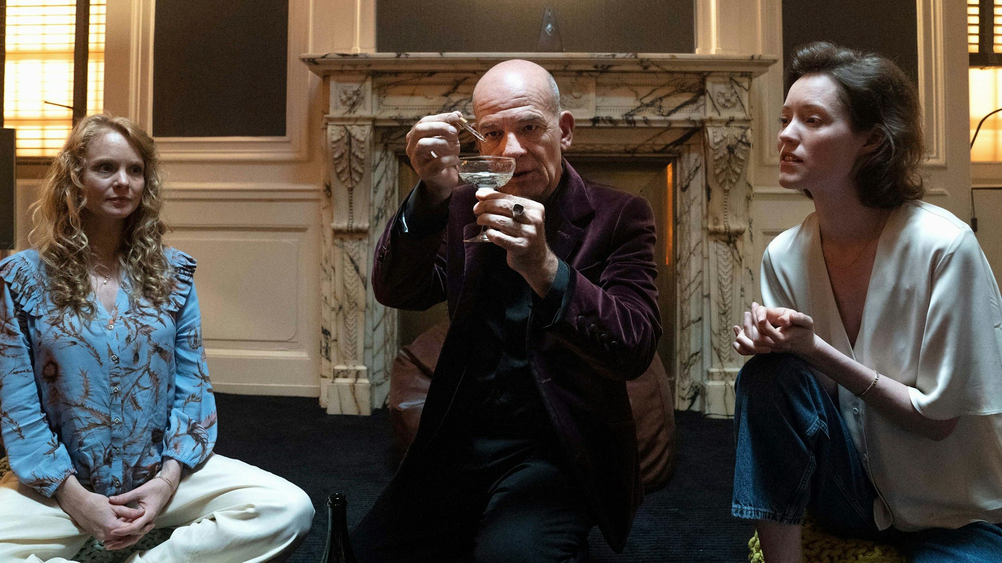 Sabine (Friederike Ott, l-r), Dr. Adrian Goser (Martin Wuttke) und Amina (Anabel Möbius) in einer Szene aus «Tatort: Leben Tod Ekstase» (undatiert).