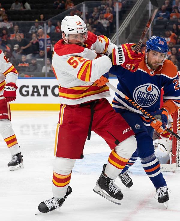 Leon Draisaitl im Zweikampf mit MacKenzie Weegar