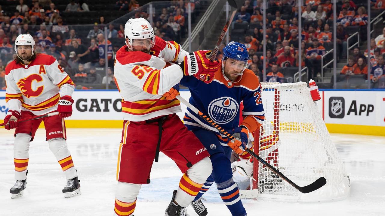 Leon Draisaitl im Zweikampf mit MacKenzie Weegar