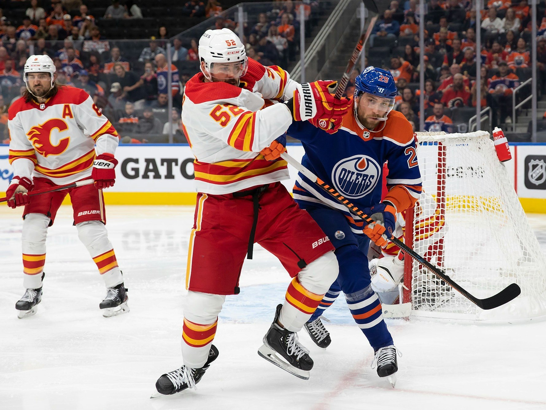 Leon Draisaitl im Zweikampf mit MacKenzie Weegar