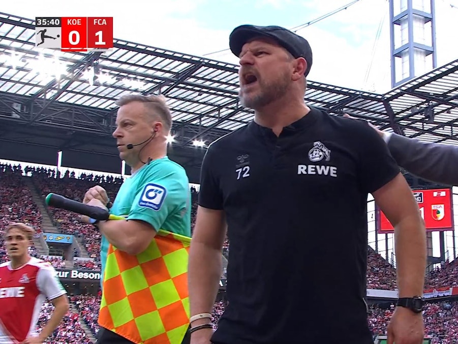 Steffen Baumgart schreit in Richtung der Bank des FC Augsburg